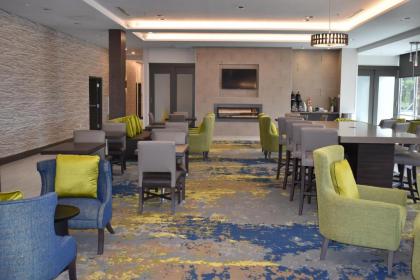 La Quinta Inn & Suites by Wyndham Orlando IDrive Theme Parks - image 4