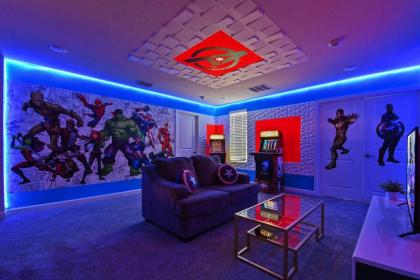 4547 Modern Disney Vila Sleeps24 Movie Pool and Game Room