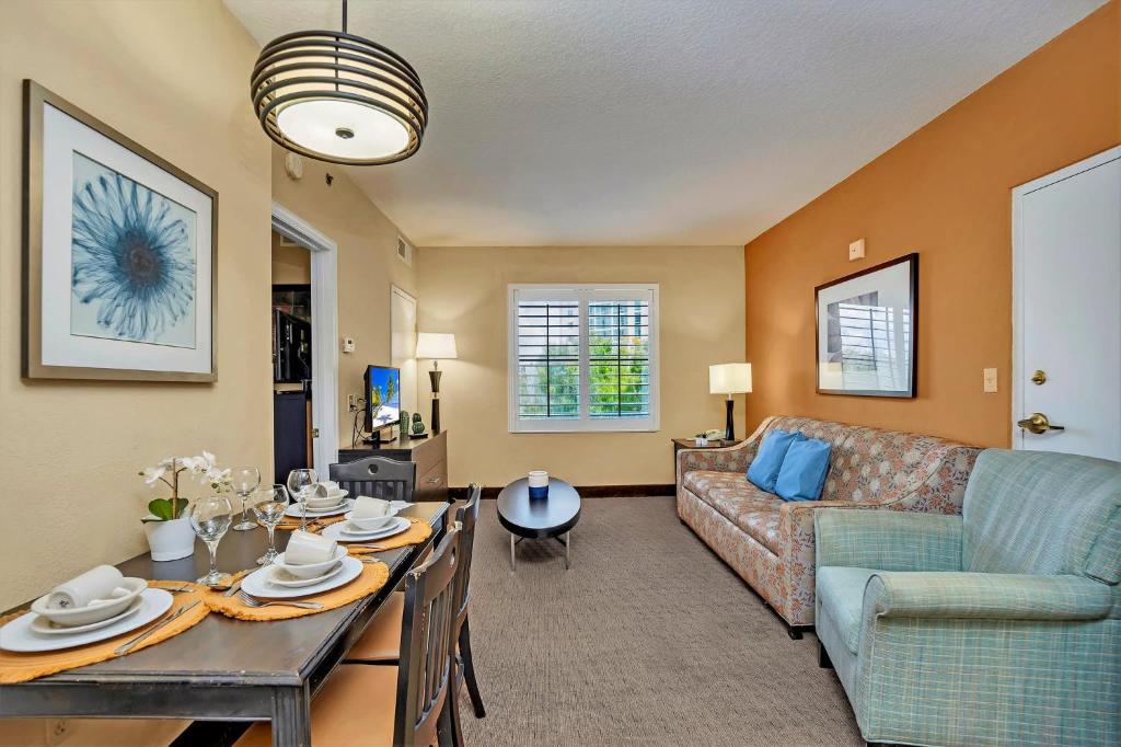Near Disney - One Bedroom King Suite - Pool and Hot Tub - image 2
