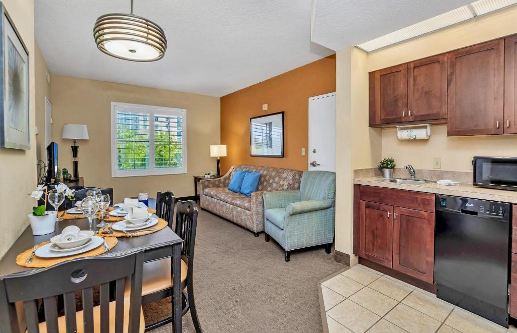 One Bedroom Suite with Queen Bed - Near Disney - Pool and Hot Tub! - image 5