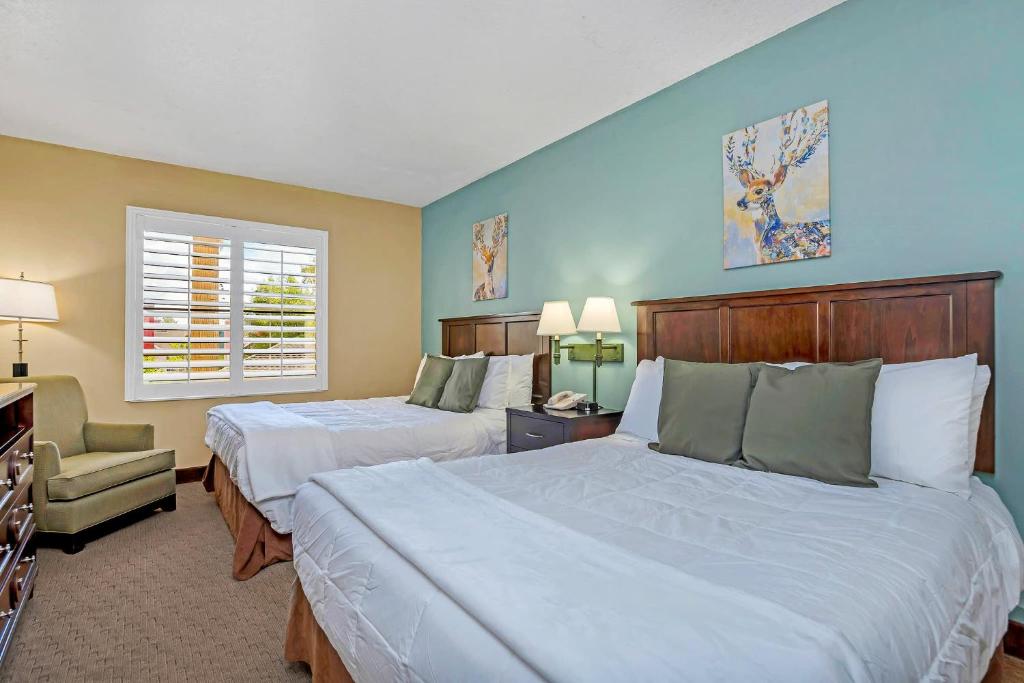 Near Disney - 1 BR with Two Queen Beds - Pool and Hot Tub! - main image