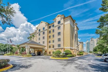 Near Disney - 1 BR with Two Queen Beds - Pool and Hot Tub! - image 11