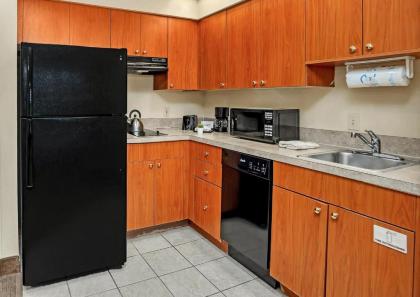Near Disney - 1 BR with Two Queen Beds - Pool and Hot Tub! - image 2