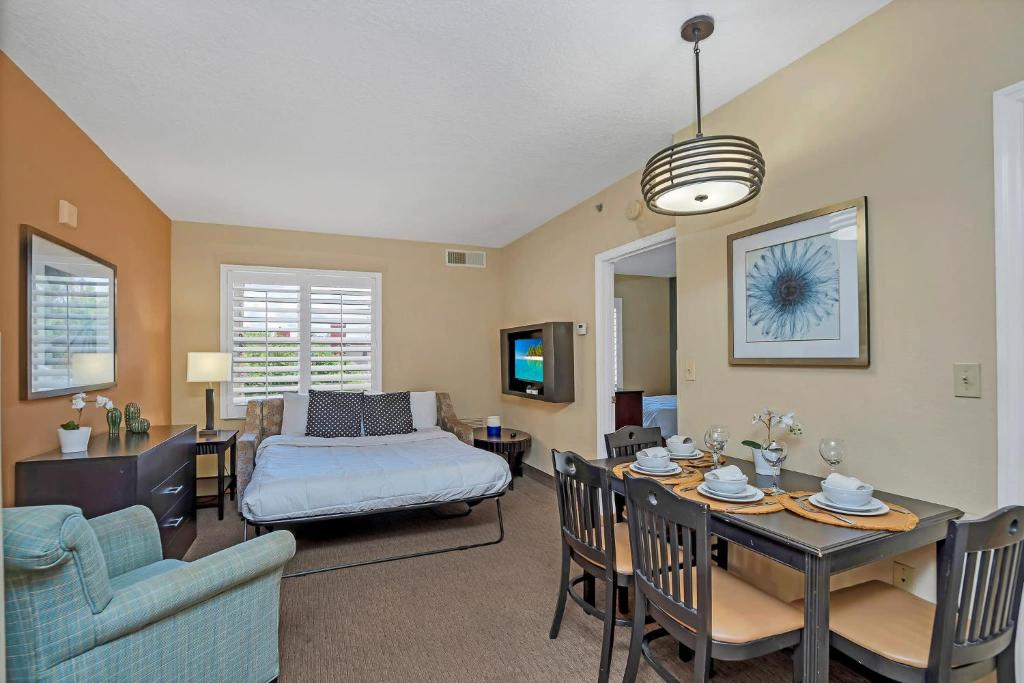 Near Disney - 1 BR with Two Queen Beds - Pool and Hot Tub! - image 3