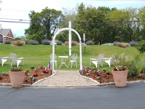 Olde Tavern Motel and Inn - Cape Cod - image 2
