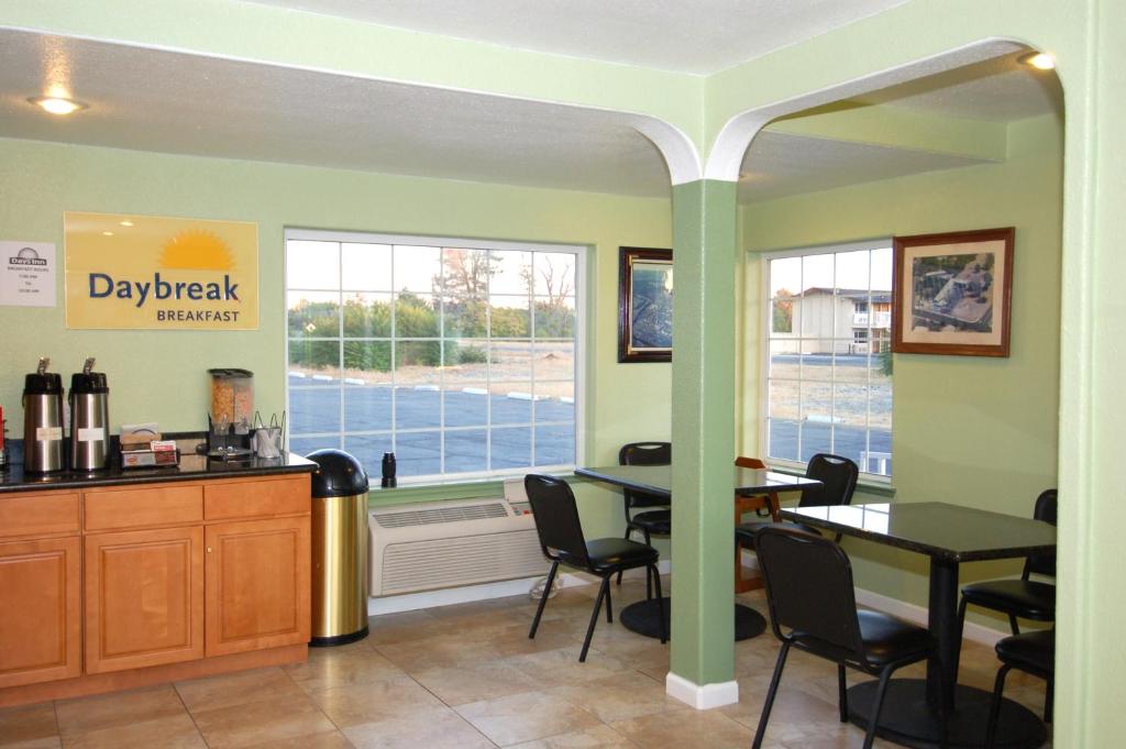 Days Inn by Wyndham Oroville - image 2