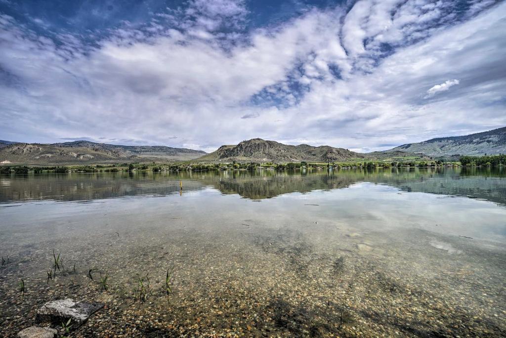 Beach Escape Zen-inspired Lake Osoyoos Chalet! - image 6