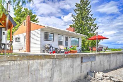 Waterfront Lake Osoyoos Cottage with Beach and Patio Washington