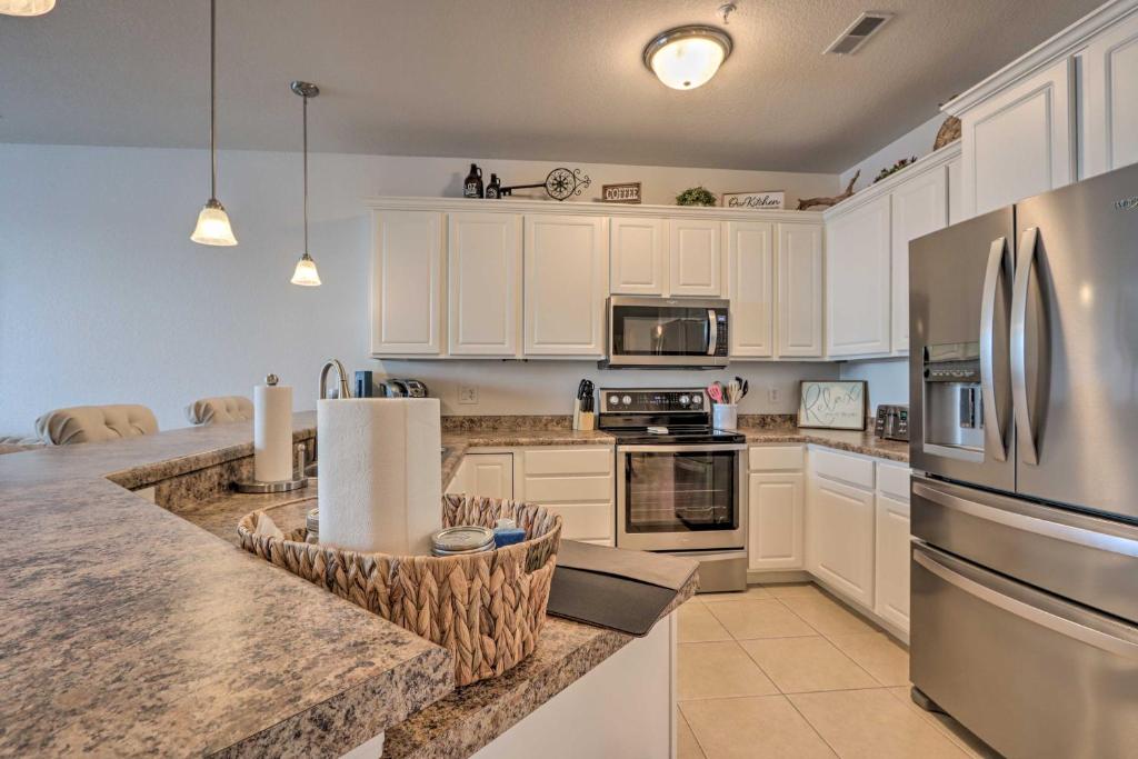 Lakefront Lands End Getaway with Resort Perks! - image 6