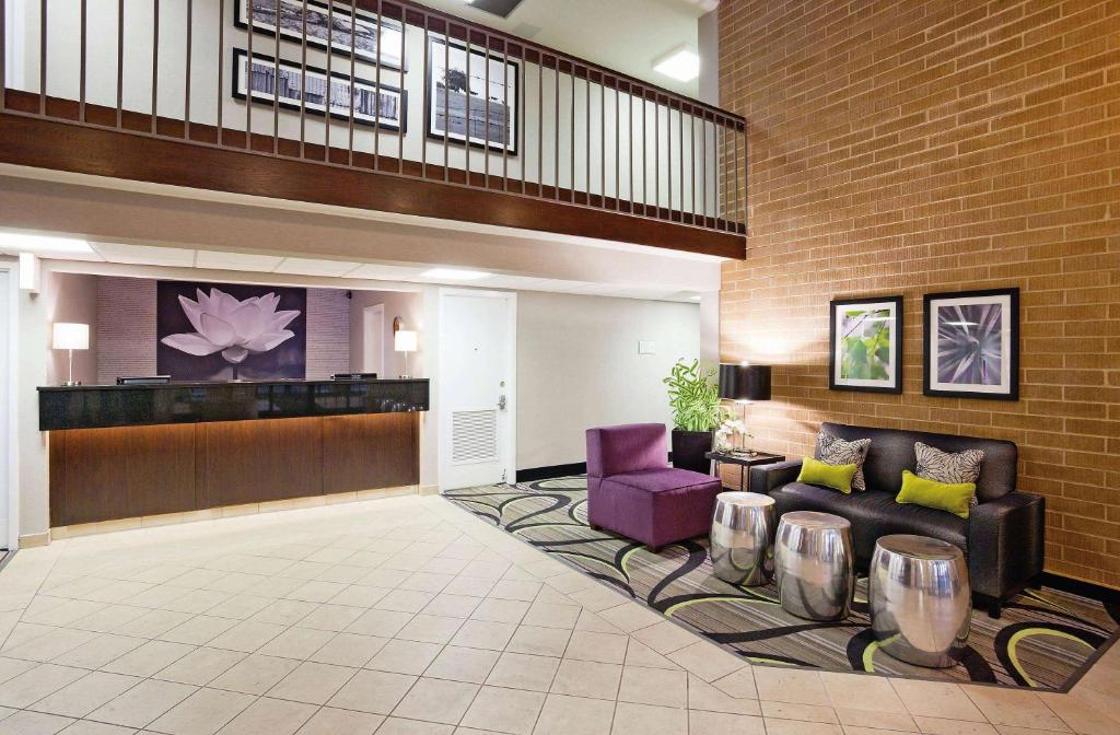 La Quinta Inn & Suites by Wyndham Oshkosh - main image
