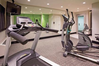 La Quinta Inn & Suites by Wyndham Oshkosh - image 10