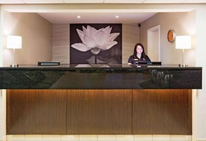 La Quinta Inn & Suites by Wyndham Oshkosh - image 12