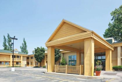 La Quinta Inn & Suites by Wyndham Oshkosh - image 13