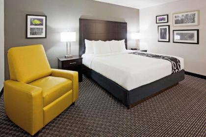 La Quinta Inn & Suites by Wyndham Oshkosh - image 15