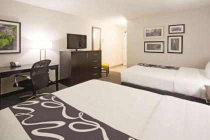 La Quinta Inn & Suites by Wyndham Oshkosh - image 3