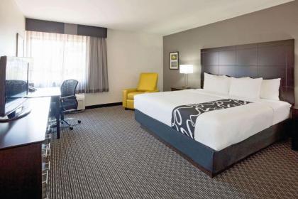 La Quinta Inn & Suites by Wyndham Oshkosh - image 4