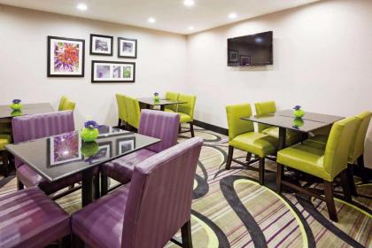 La Quinta Inn & Suites by Wyndham Oshkosh - image 7