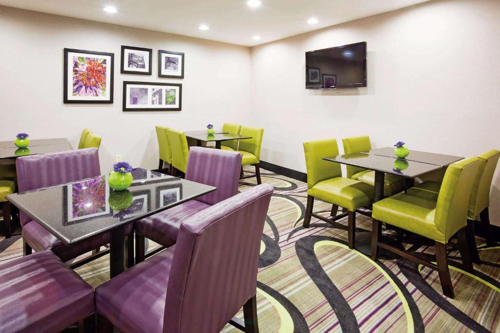 La Quinta Inn & Suites by Wyndham Oshkosh - image 7