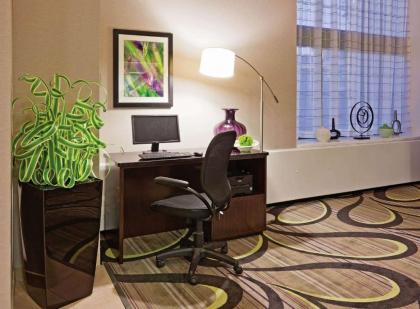 La Quinta Inn & Suites by Wyndham Oshkosh - image 8
