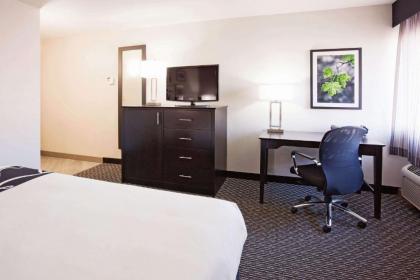 La Quinta Inn & Suites by Wyndham Oshkosh - image 9