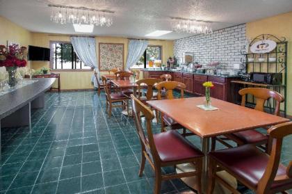 Super 8 by Wyndham Oshkosh Airport - image 11