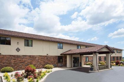 Super 8 by Wyndham Oshkosh Airport - image 13