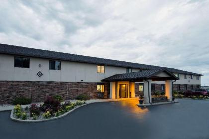 Super 8 by Wyndham Oshkosh Airport - image 14