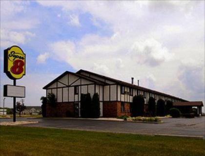 Super 8 by Wyndham Oshkosh Airport - image 2
