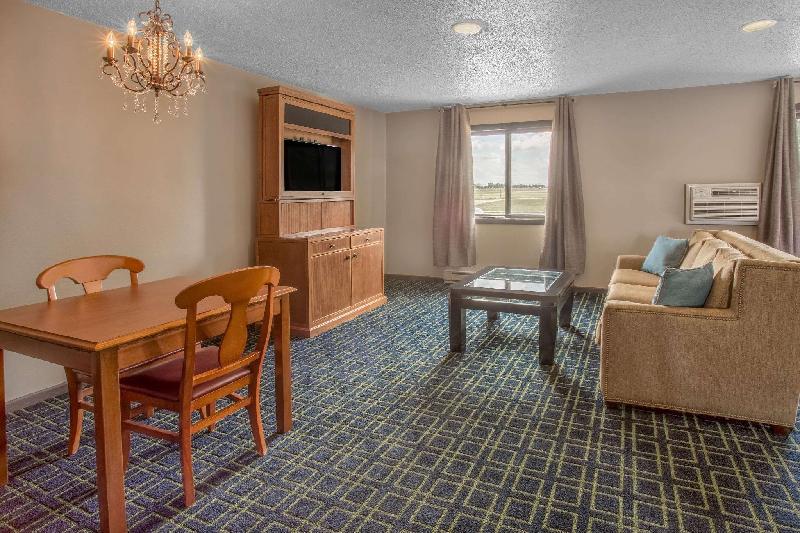Super 8 by Wyndham Oshkosh Airport - image 7