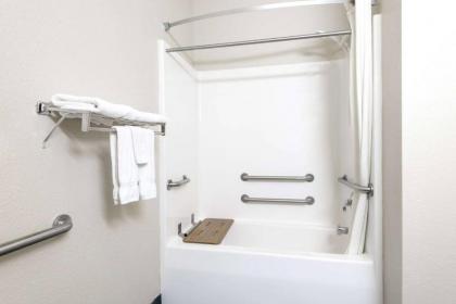 Super 8 by Wyndham Ottawa - image 2