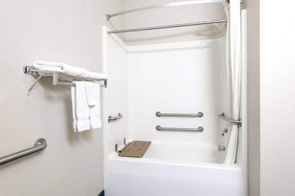 Super 8 by Wyndham Ottawa - image 2