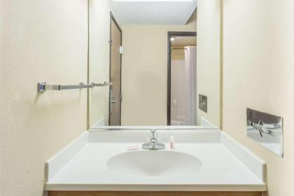 Super 8 by Wyndham Ottawa Starved Rock - image 15