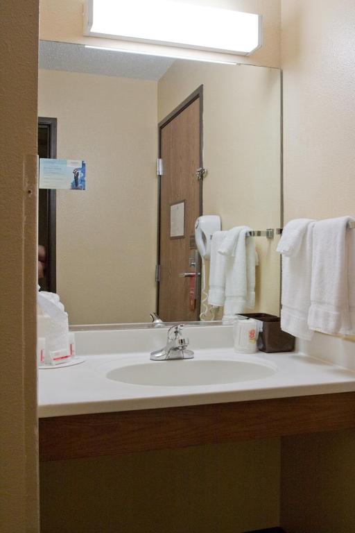 Super 8 by Wyndham Ottawa Starved Rock - image 7