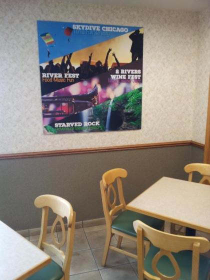 Super 8 by Wyndham Ottawa Starved Rock - image 9