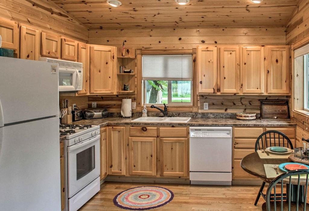 Lakefront Henning Cabin with Fantastic Lake Views! - image 5
