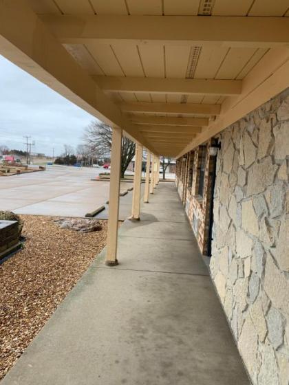 Owensville Motor Inn - image 10