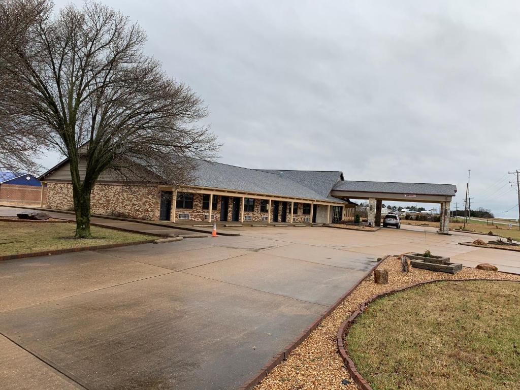 Owensville Motor Inn - image 5