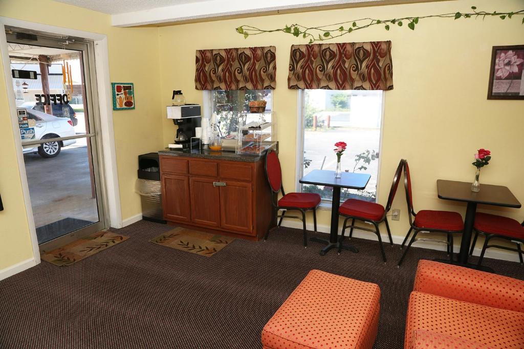 Red Carpet Inn Anniston Oxford - image 3