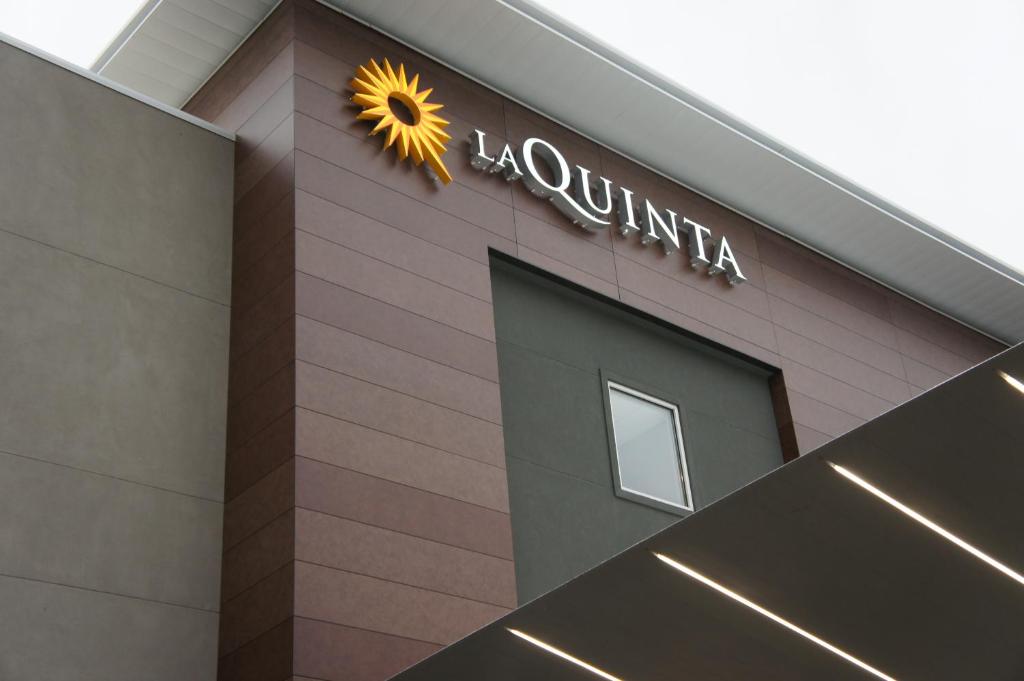 La Quinta Inn & Suites by Wyndham Oxford - image 4