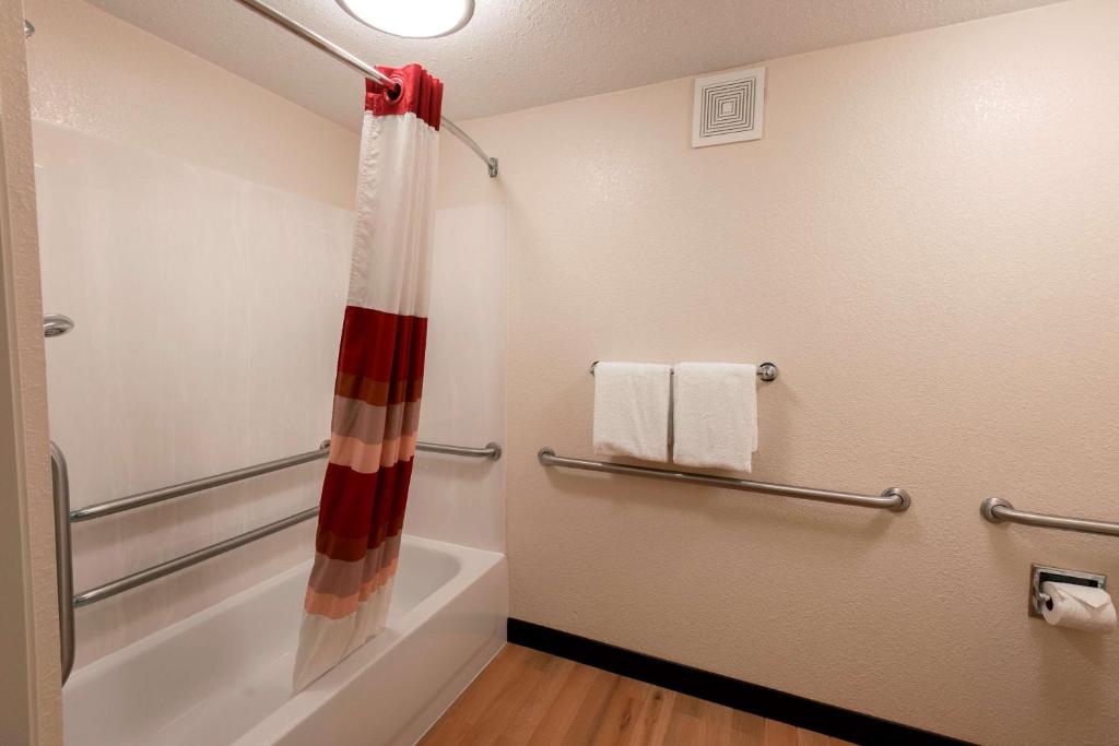 Red Roof Inn PLUS+ Washington DC - Oxon Hill - image 3