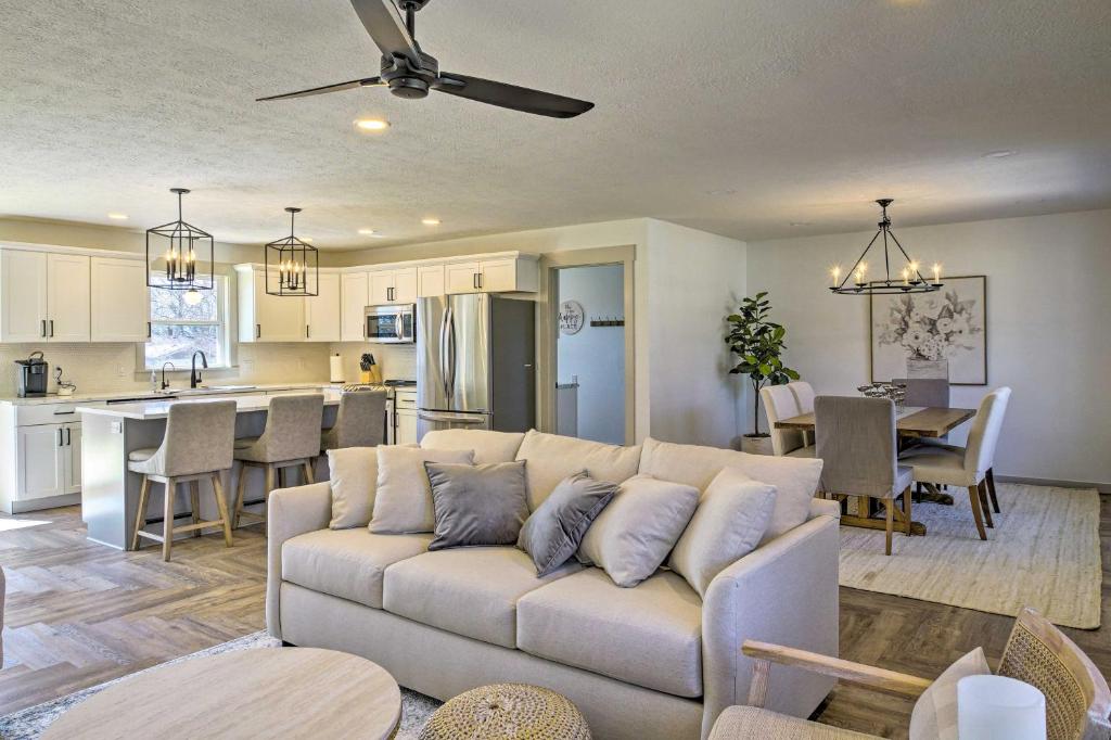 Chic Retreat with Deck about 9 Mi to Downtown Springfield - main image