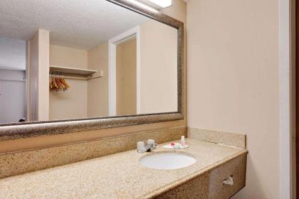 Travelodge by Wyndham Ozona - image 13