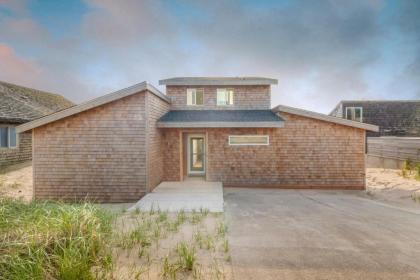 New beach house! Oceanfront newly remodeled stay in Pacifical - fantastic adult getaway