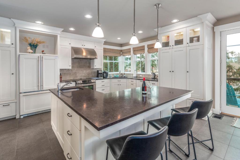 Riverfront Dream luxurious 6 bdrm home with views in the heart of Pacific City - image 2