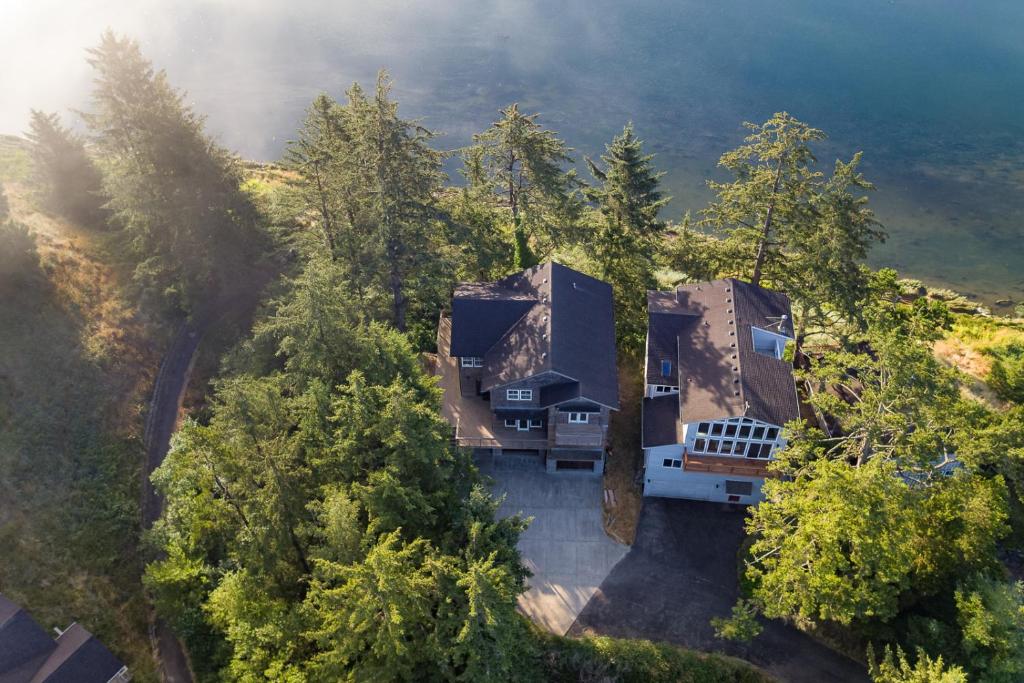Riverfront Dream luxurious 6 bdrm home with views in the heart of Pacific City - image 3