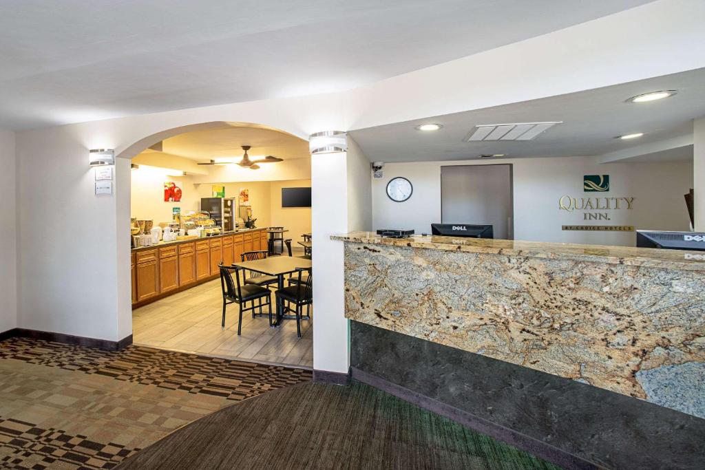 Quality Inn Near Six Flags St. Louis - image 4