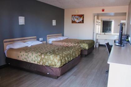 Econo Lodge - image 4