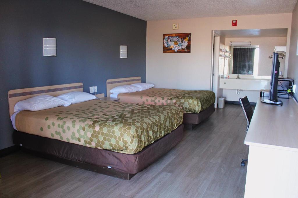 Econo Lodge - image 4