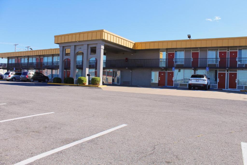 Econo Lodge - image 5