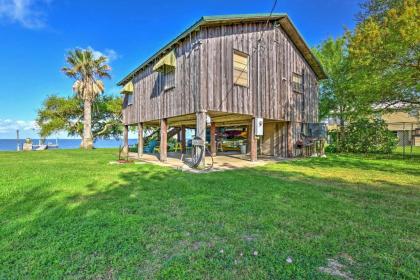Las Brisas Home with Lighted Fishing Pier and Kayaks - image 4